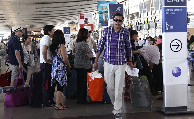 Colapso en aeropuerto: Sernac advirtió a las aerolíneas que tienen que compensar a los pasajeros