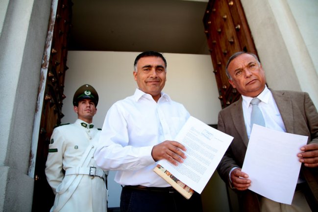 Alcaldes entregaron carta en La Moneda por retraso de hospital de Maipú