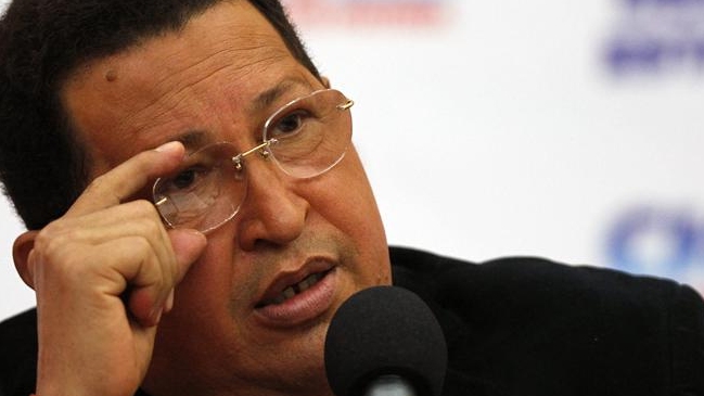 Más de la mitad de los venezolanos apoya prolongar permiso a Chávez