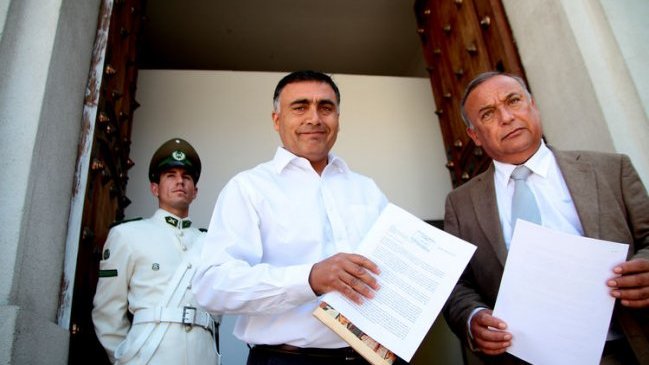 Alcaldes entregaron carta en La Moneda por retraso de hospital de Maipú