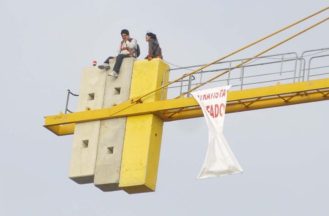 Trabajadores protestan sobre grúa en Concepción