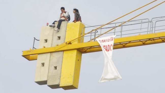 Trabajadores protestan sobre grúa en Concepción