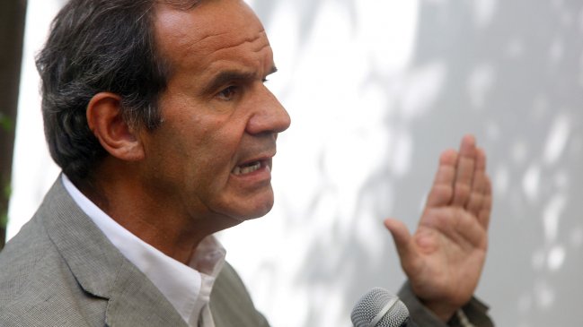 Allamand: Bachelet debe aclarar a los chilenos qué hizo con el mando político el 27F