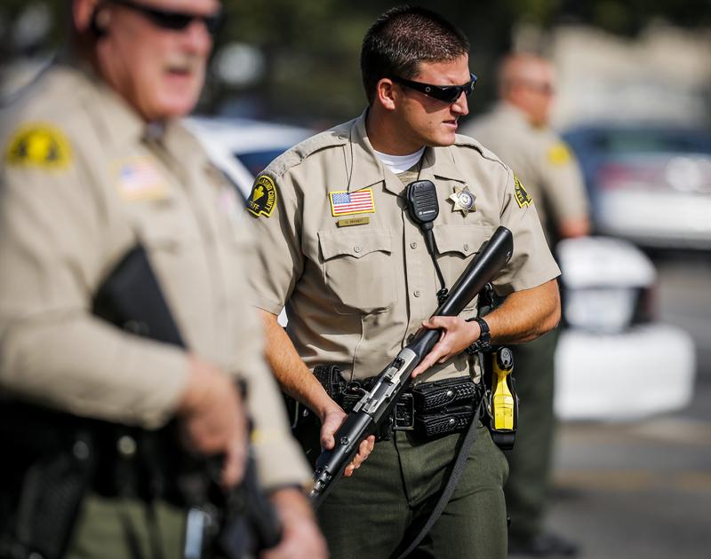 Autoridades buscan a ex policía 