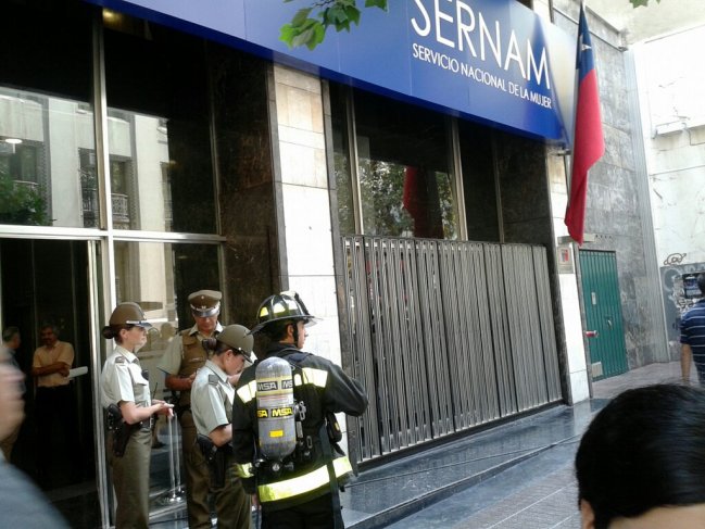 Emanación de humo en edificio del Sernam movilizó a Bomberos