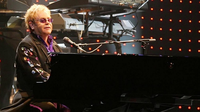 Elton John llegará seis horas antes de su show en Viña del Mar