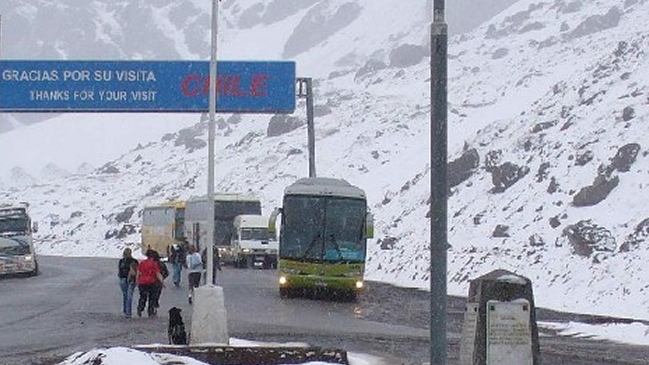 Paso Los Libertadores permanecerá cerrado hasta el lunes por aludes en lado argentino