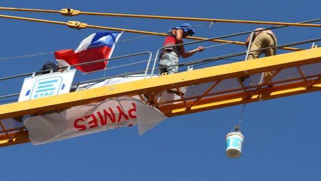 Trabajadores depusieron protesta sobre grúa en Concepción