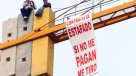 Uno de los trabajadores que protestan en Concepción debió bajar de la grúa