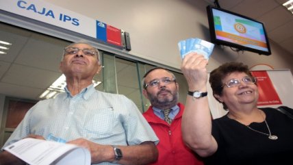 Pareja de abuelitos cobra su bono 