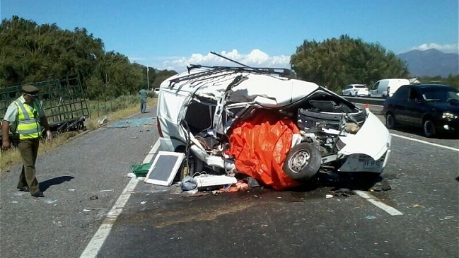 Camión chocó con furgón en Autopista del Sol