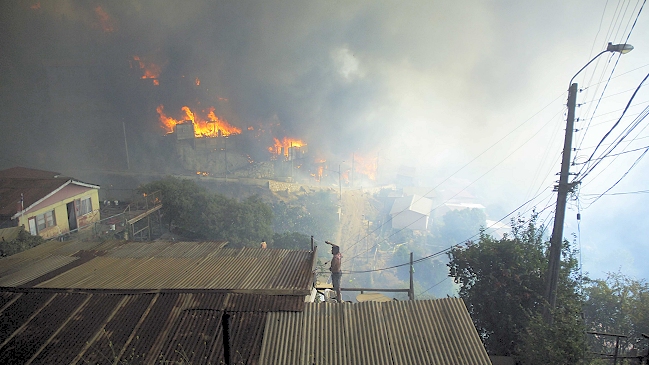 Fiscal atribuyó a la acción humana el grave incendio en Valparaíso