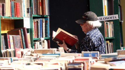   Santiaguinos disfrutan de la Feria del Libro Usado de la U. Mayor 
