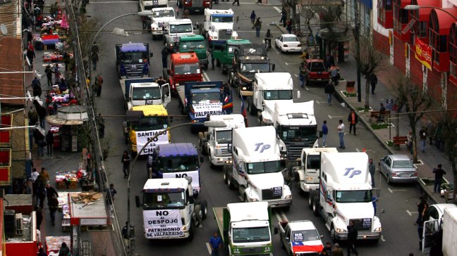 Experto: Un camión sobrecargado daña las carreteras tanto como 100 mil autos
