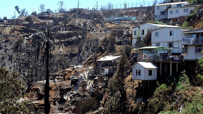 Minvu prepara catastro por incendio en Valparaíso con imágenes aéreas