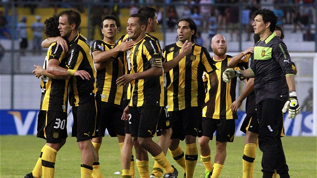 Peñarol batió a Emelec con gol de Juan Manuel Olivera