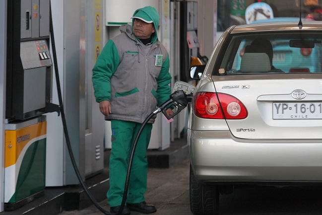 Econsult: Bencinas aun no llegan a niveles de abril y octubre del año pasado