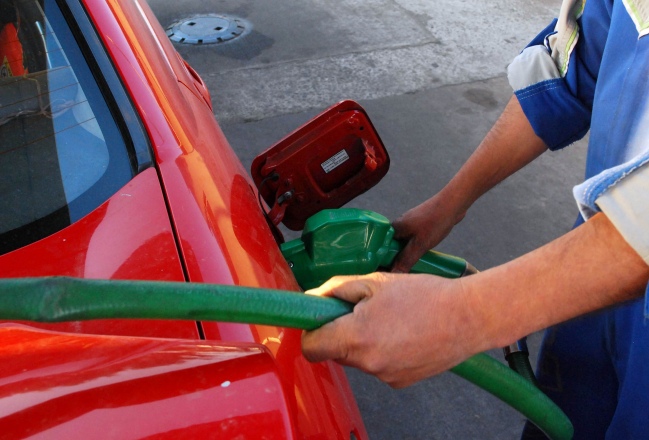 Econsult estimó que bencinas subirán 18 pesos la próxima semana