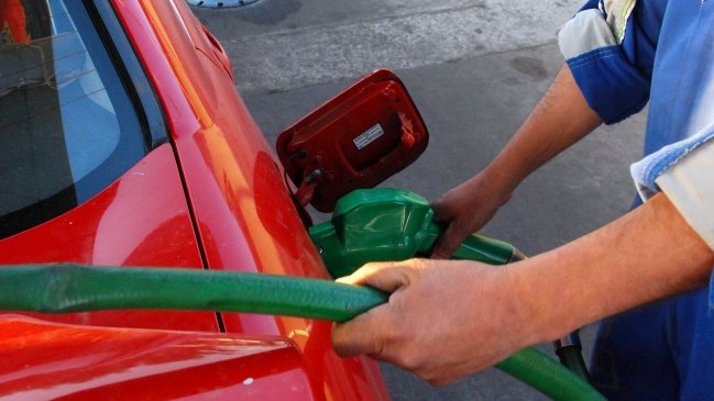 Econsult estimó que bencinas subirán 18 pesos la próxima semana