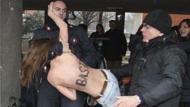 Elecciones en Italia: Mujeres protestaron en topless contra Berlusconi