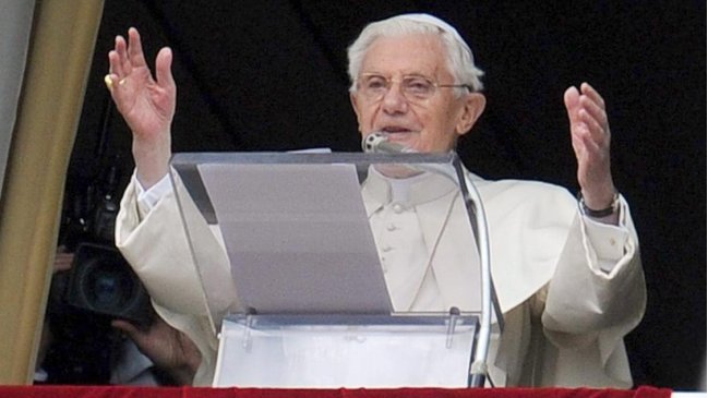 Benedicto XVI ofició su último Angelus en medio de una multitud