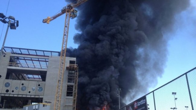 Incendio afectó a bodegas en Huechuraba