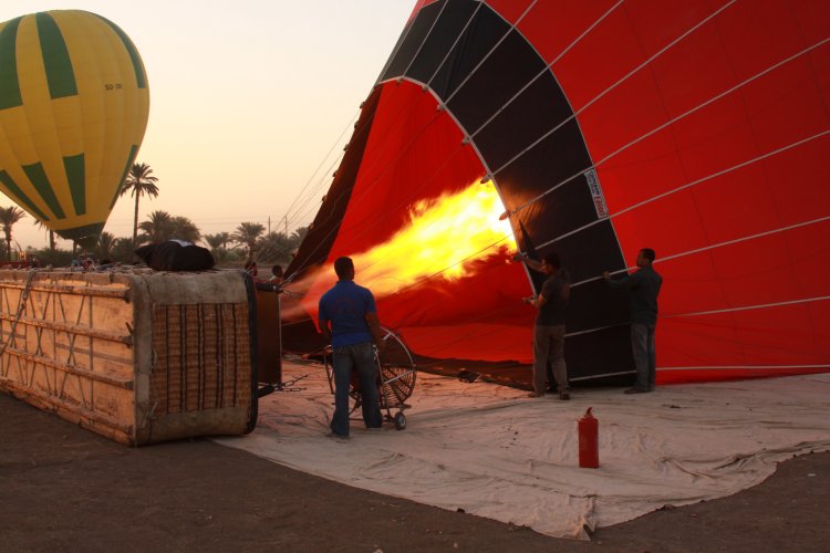 Al menos 19 personas murieron al incendiarse globo aerostático en Egipto