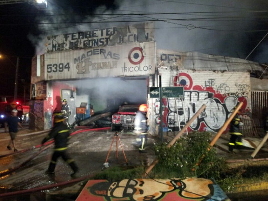 Incendio destruyó cinco viviendas y dejó tres heridos en Renca