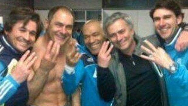 José Mourinho se fotografió con sus asistentes para burlarse del triunfo ante FC Barcelona