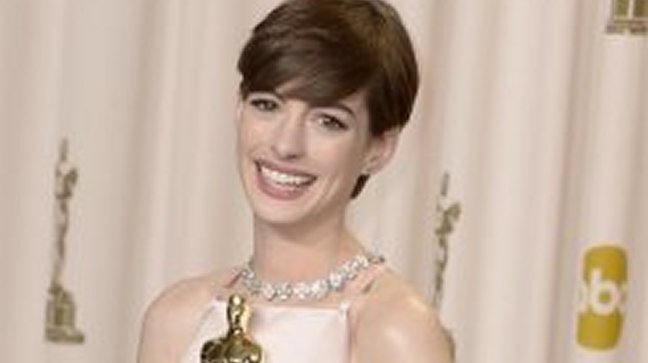 Anne Hathaway se disculpó por el vestido que usó en los Oscar