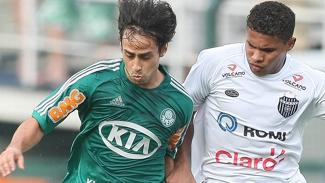 Jorge Valdivia se mostró preocupado por bengalas tras muerte de un hincha boliviano