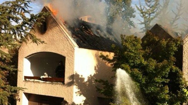 Incendio afecta a edificio en Santa María de Manquehue