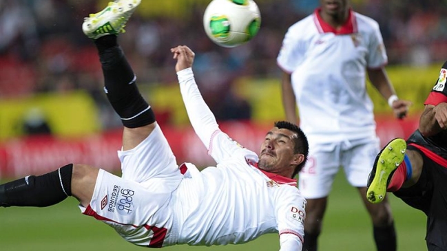 Gary Medel terminó expulsado en eliminación de Sevilla ante Atlético de Madrid