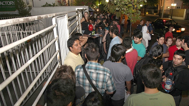 Cientos de personas acampan por venta de bodega en PC Factory