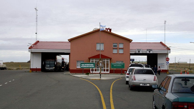 Tres marinos argentinos fueron detenidos al cruzar la frontera armados