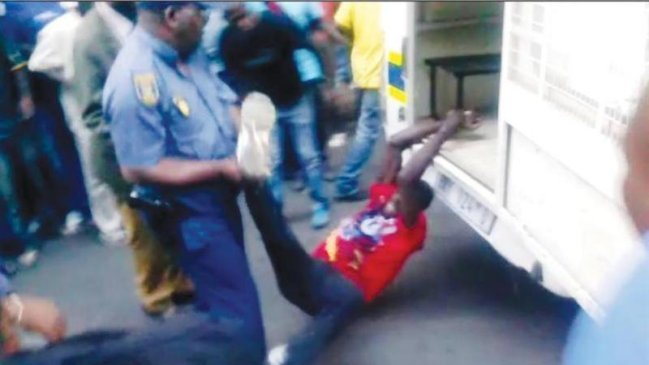 Ocho policías sudafricanos fueron detenidos por muerte de un taxista