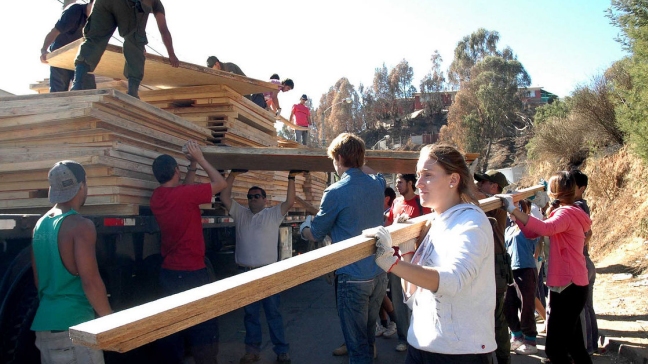 Llegan las primeras mediaguas tras incendio en Valparaíso