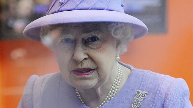 Reina Isabel II de Inglaterra fue hospitalizada por gastroenteritis