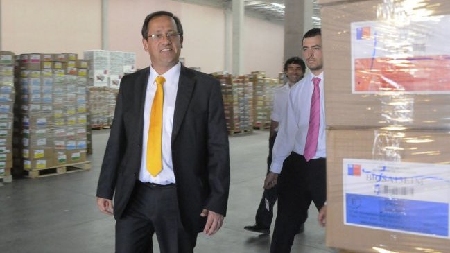 Ministro de Educación hizo entrega simbólica de beneficios de su cartera