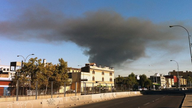 Incendio afectó bodega de acopio de material reciclable en Quinta Normal