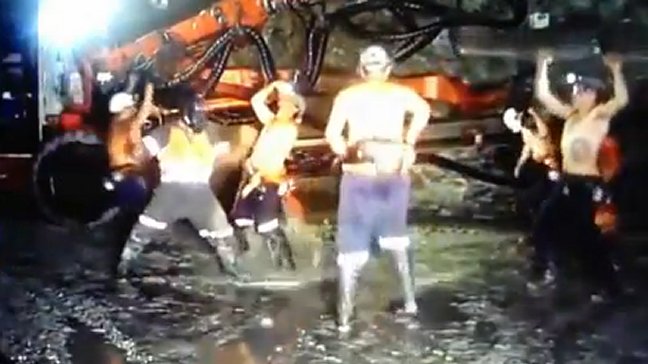 Mineros fueron despedidos tras bailar el 