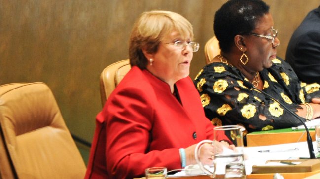 Bachelet lidera presencia en medios y redes sociales, según estudio