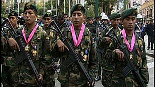Bolivia condecoró y ascendió a soldados detenidos en Chile