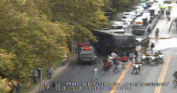 Marcha estudiantil no autorizada causa problemas en el tránsito