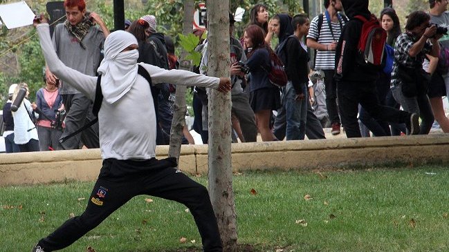 Golborne condenó destrucción de su propaganda en incidentes tras marcha