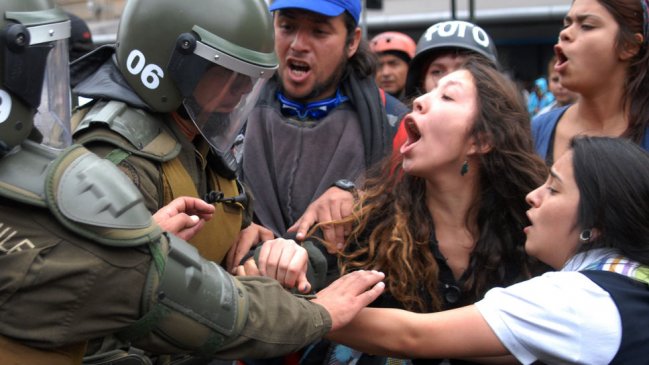 Marcha en Santiago dejó 30 detenidos y Gobierno pidió ejercer 