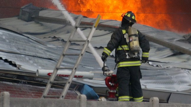 Incendio afectó a 11 locales del centro comercial Bulnes