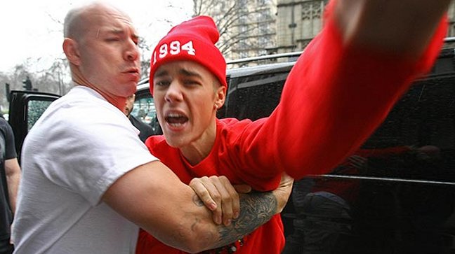 Justin Bieber se enfrentó a paparazzo que lo esperaba fuera de su hotel
