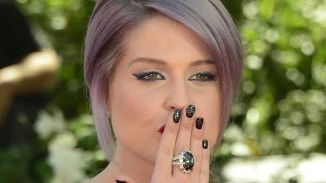 Médicos proyectaron posible epilepsia de Kelly Osbourne