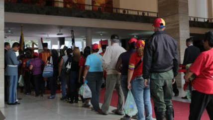   Sigue llegando gente a la capilla ardiente esperando ver a Chávez 